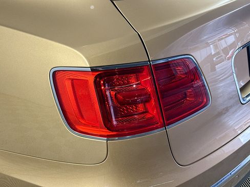 Used 2019 Bentley Bentayga image 36