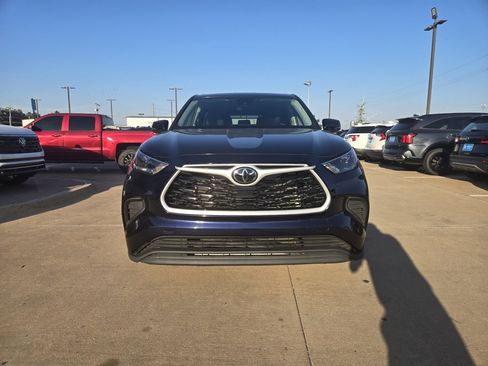 Used 2023 Toyota Highlander L image 2