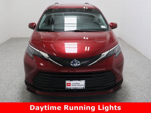 Certified 2025 Toyota Sienna LE image 3