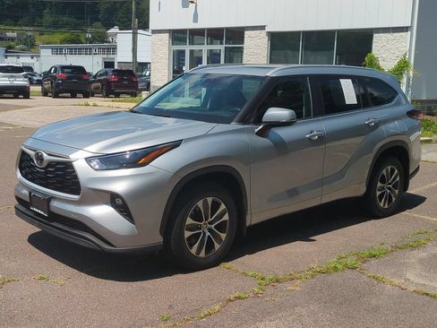 Used 2024 Toyota Highlander XLE AWD/4WD image 8