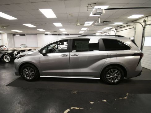 Certified 2025 Toyota Sienna XLE FWD image 5
