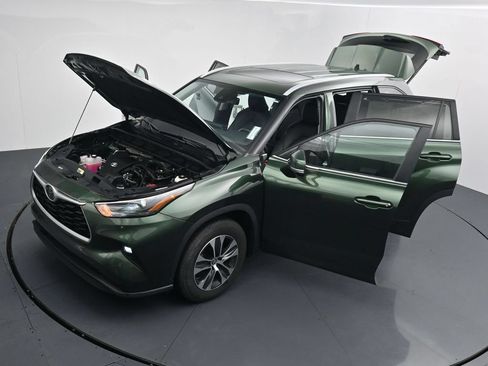 Used 2024 Toyota Highlander XLE FWD image 43