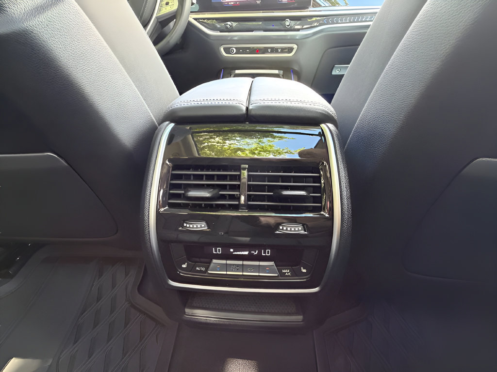 Used 2023 BMW X7 xDrive40i w/ Premium Package AWD/4WD image 12