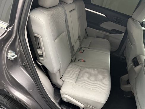 Used 2019 Toyota Highlander LE image 11
