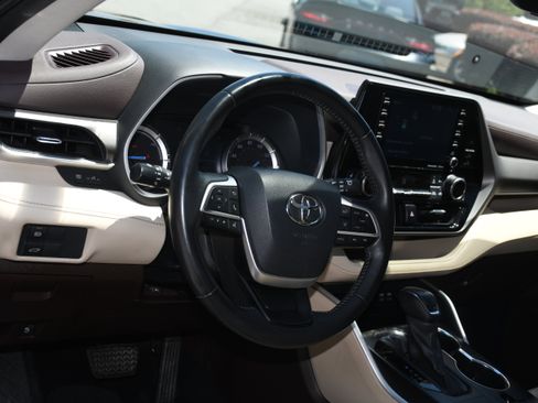 Used 2022 Toyota Highlander XLE FWD image 9
