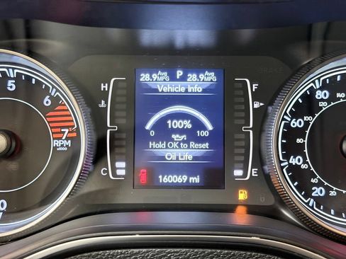Used 2019 Jeep Cherokee Latitude Plus w/ Comfort/Convenience Group FWD image 39