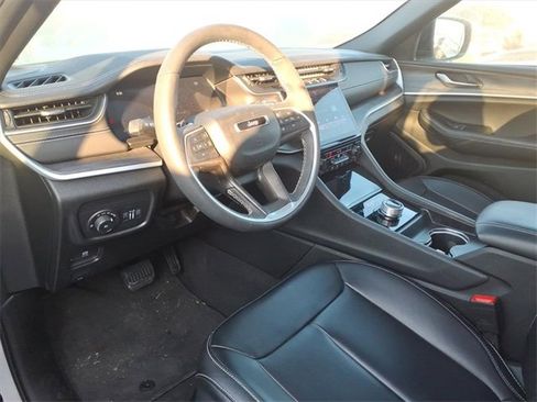 Used 2025 Jeep Grand Cherokee Limited image 8