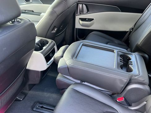 Used 2023 Kia Carnival LX image 9