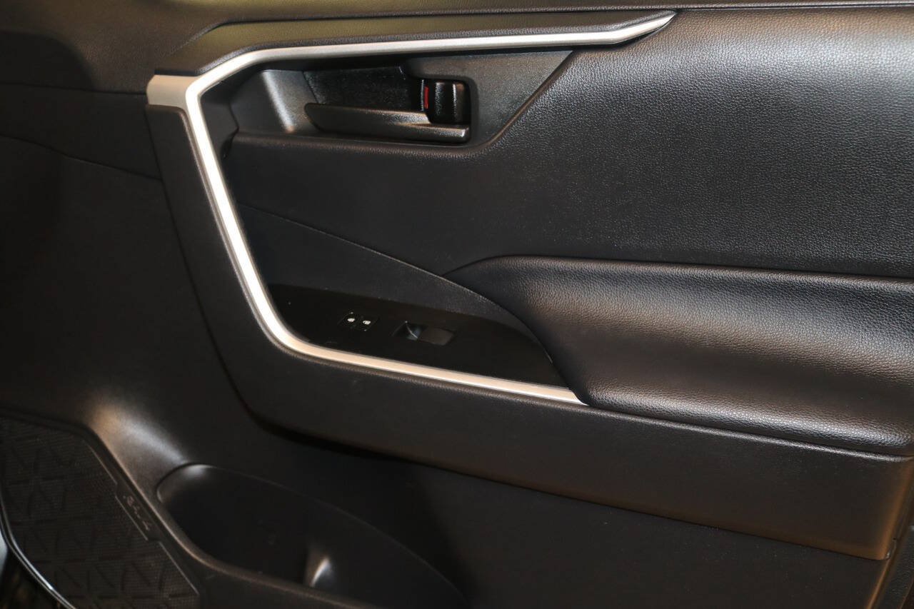 Used 2020 Toyota RAV4 LE w/ Carpet Mat Package AWD/4WD image 57
