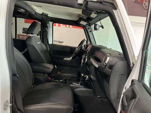 Used 2016 Jeep Wrangler Unlimited Rubicon image 32