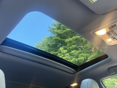 Used 2019 Toyota Highlander XLE AWD/4WD image 29