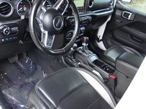 Used 2022 Jeep Wrangler Unlimited Sahara w/ Cold Weather Group AWD/4WD image 10