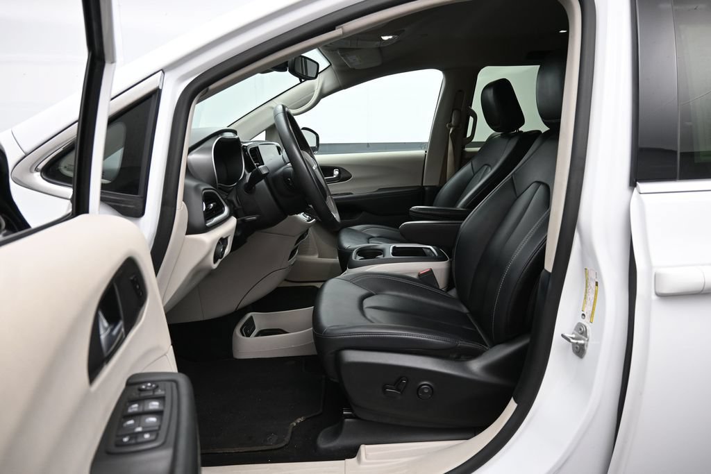 Used 2024 Chrysler Pacifica Touring-L FWD image 21
