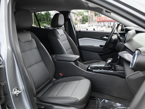 Used 2026 Chevrolet Trax LT w/ LT Convenience Package FWD image 37