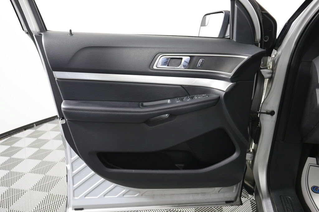 Used 2017 Ford Explorer XLT AWD/4WD image 12