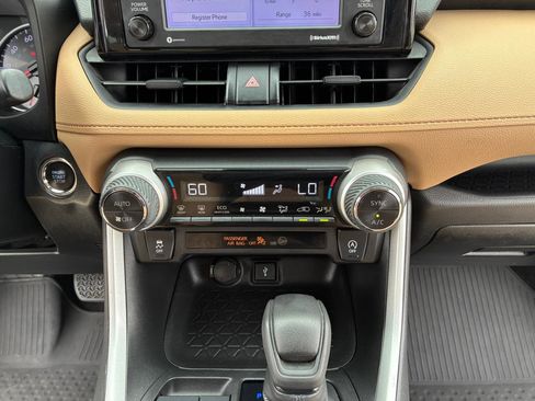 Used 2021 Toyota RAV4 XLE w/ Convenience Package FWD image 22