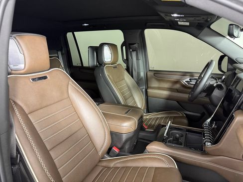 Used 2025 GMC Yukon XL Denali Ultimate AWD/4WD image 16