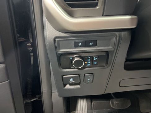 Used 2024 Ford Expedition XLT image 25