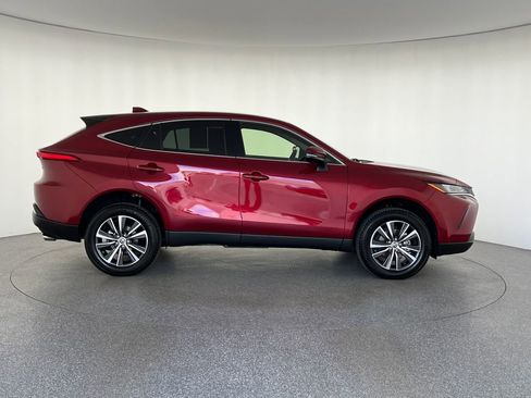 Used 2022 Toyota Venza XLE image 8