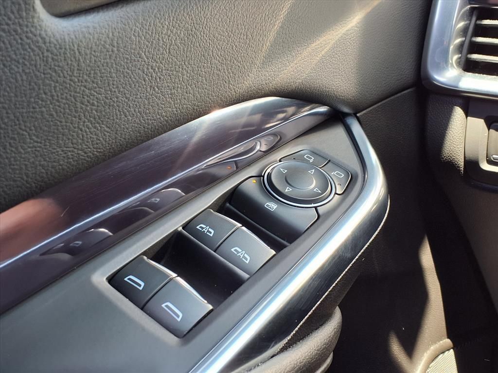 Used 2023 Cadillac XT4 Luxury w/ Cold Weather Package FWD image 30