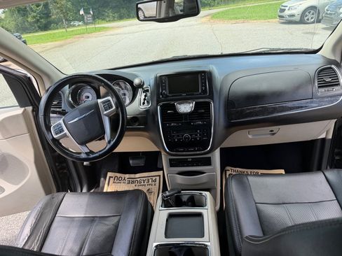 Used 2014 Chrysler Town & Country Touring-L w/ Driver Convenience Group FWD image 20