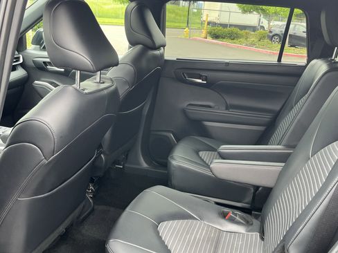 Used 2025 Toyota Highlander XSE AWD/4WD image 13