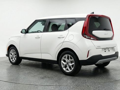 Used 2025 Kia Soul LX w/ LX Technology Package FWD image 6