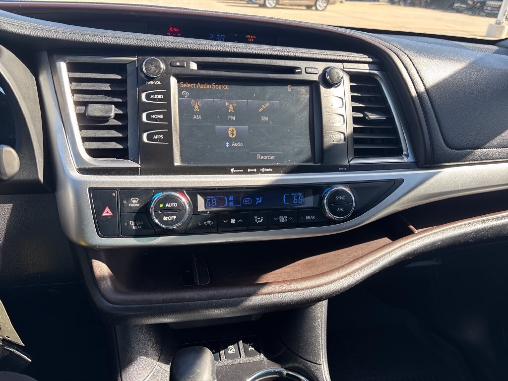 Used 2018 Toyota Highlander Plus AWD/4WD image 18