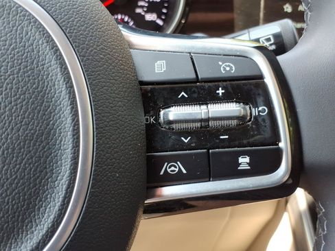 Used 2024 Kia Carnival EX FWD image 15