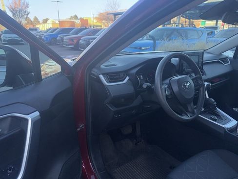 Used 2020 Toyota RAV4 XLE image 18