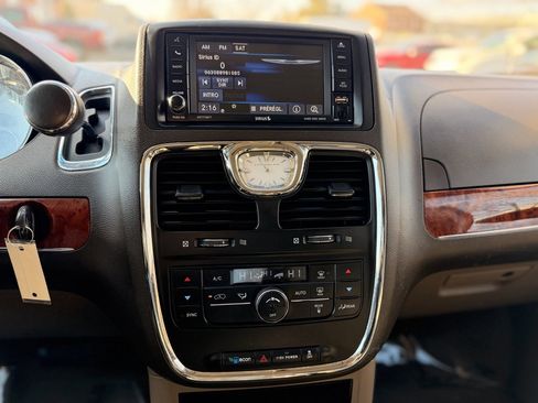 Used 2015 Chrysler Town & Country Touring image 27