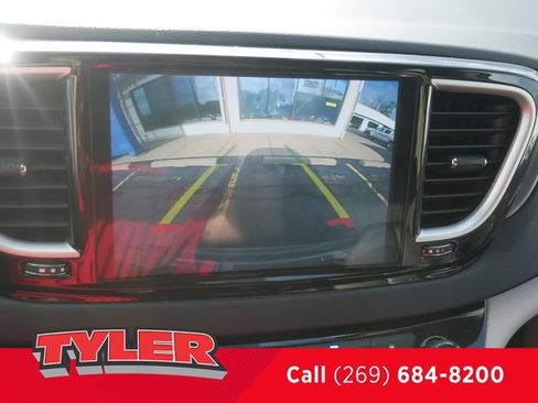 Used 2022 Chrysler Pacifica Touring-L FWD image 47