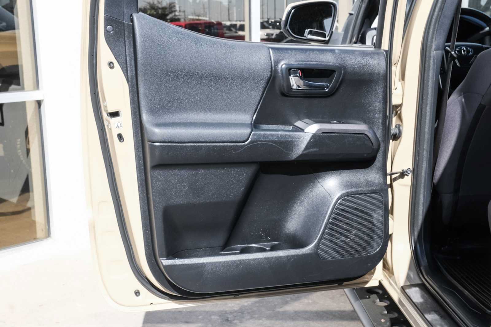 Used 2019 Toyota Tacoma TRD Off-Road AWD/4WD image 38