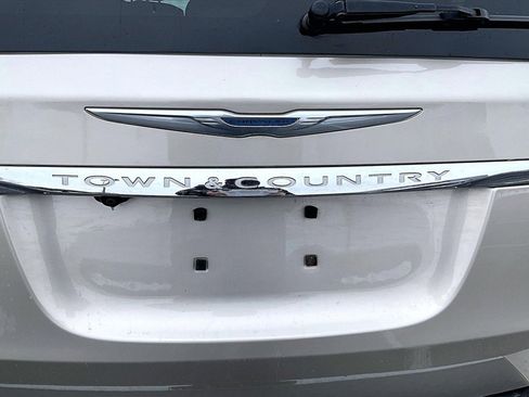 Used 2014 Chrysler Town & Country Touring image 8