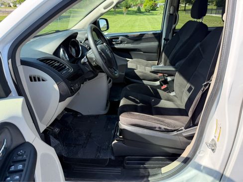 Used 2018 Dodge Grand Caravan SE FWD image 10