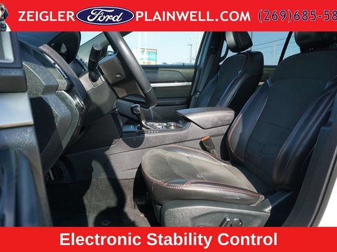 Used 2018 Ford Explorer XLT w/ Equipment Group 202A AWD/4WD image 19