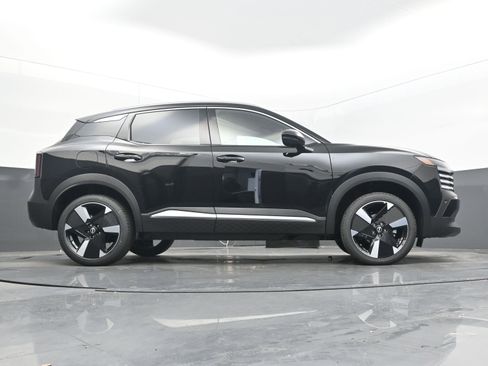 New 2025 Nissan Kicks SR image 18