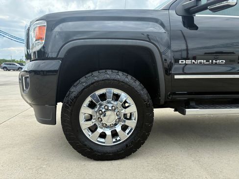 Used 2017 GMC Sierra 2500 Denali w/ Duramax Plus Package AWD/4WD image 7