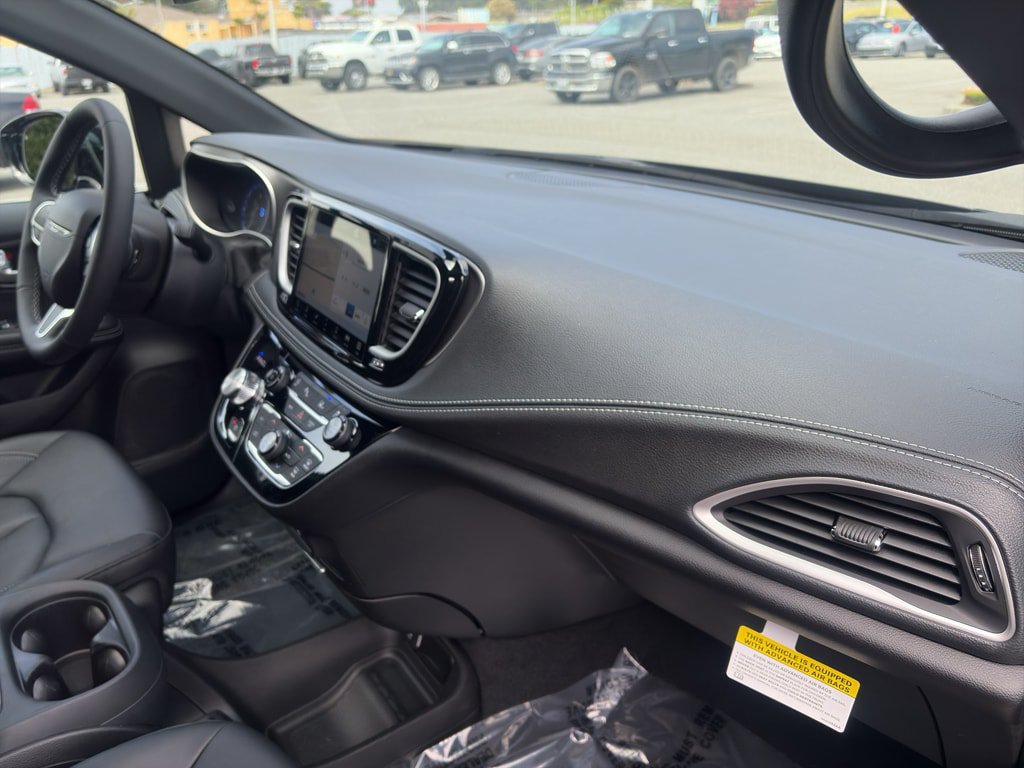 New 2027 Chrysler Pacifica Select w/ Family Tech Group AWD/4WD image 25