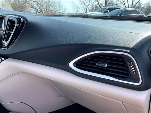 Used 2024 Chrysler Pacifica Touring-L image 21