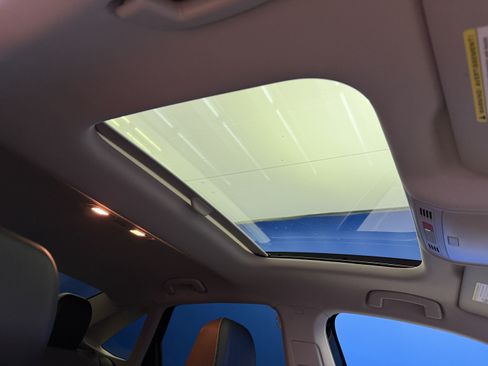 Used 2025 Volkswagen Jetta SE w/ Sunroof Package FWD image 25