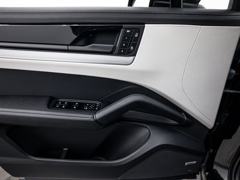 Certified 2025 Porsche Cayenne S image 18