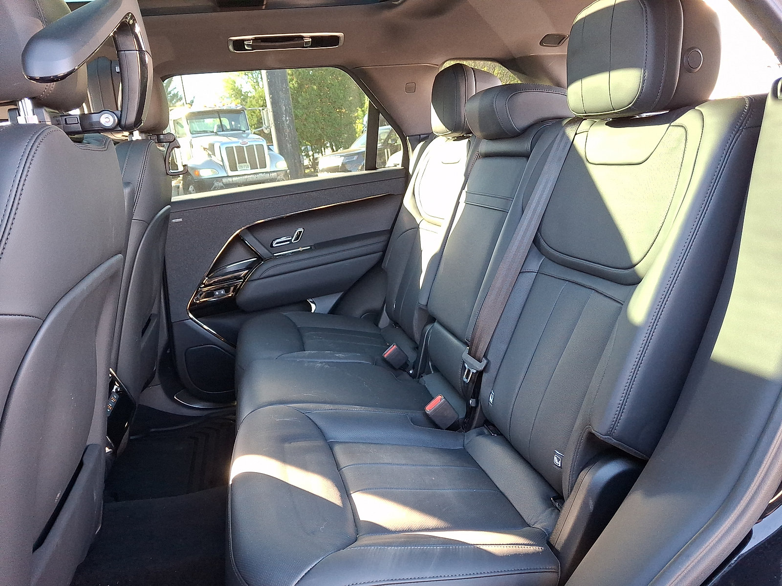 Used 2024 Land Rover Range Rover Sport SE AWD/4WD image 17