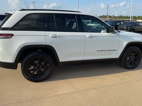 Used 2025 Jeep Grand Cherokee Altitude AWD/4WD image 9