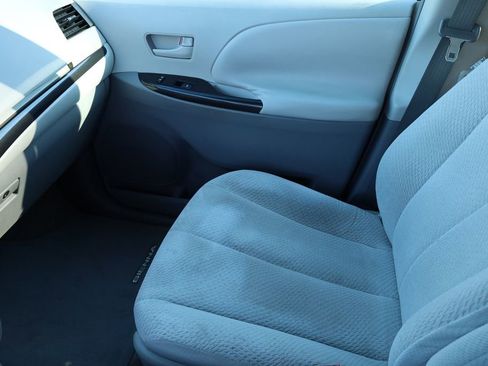 Used 2011 Toyota Sienna LE image 9