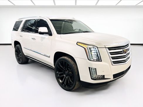 Used 2016 Cadillac Escalade Platinum image 3