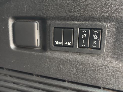 Used 2022 GMC Yukon AT4 w/ AT4 Premium Package AWD/4WD image 5