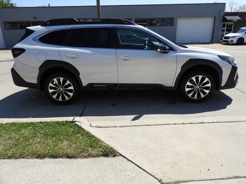 Used 2025 Subaru Outback Limited AWD/4WD image 9