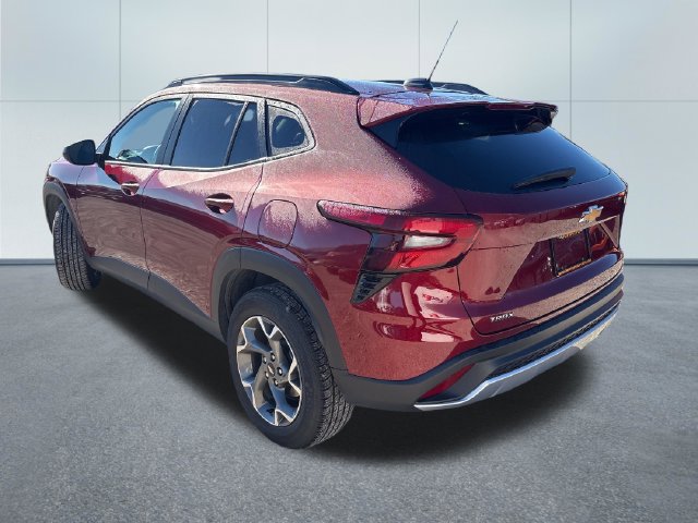 Used 2025 Chevrolet Trax LT FWD image 2