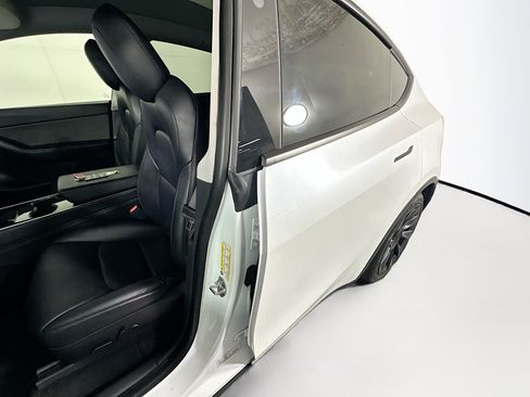 Used 2021 Tesla Model Y 2WD image 12